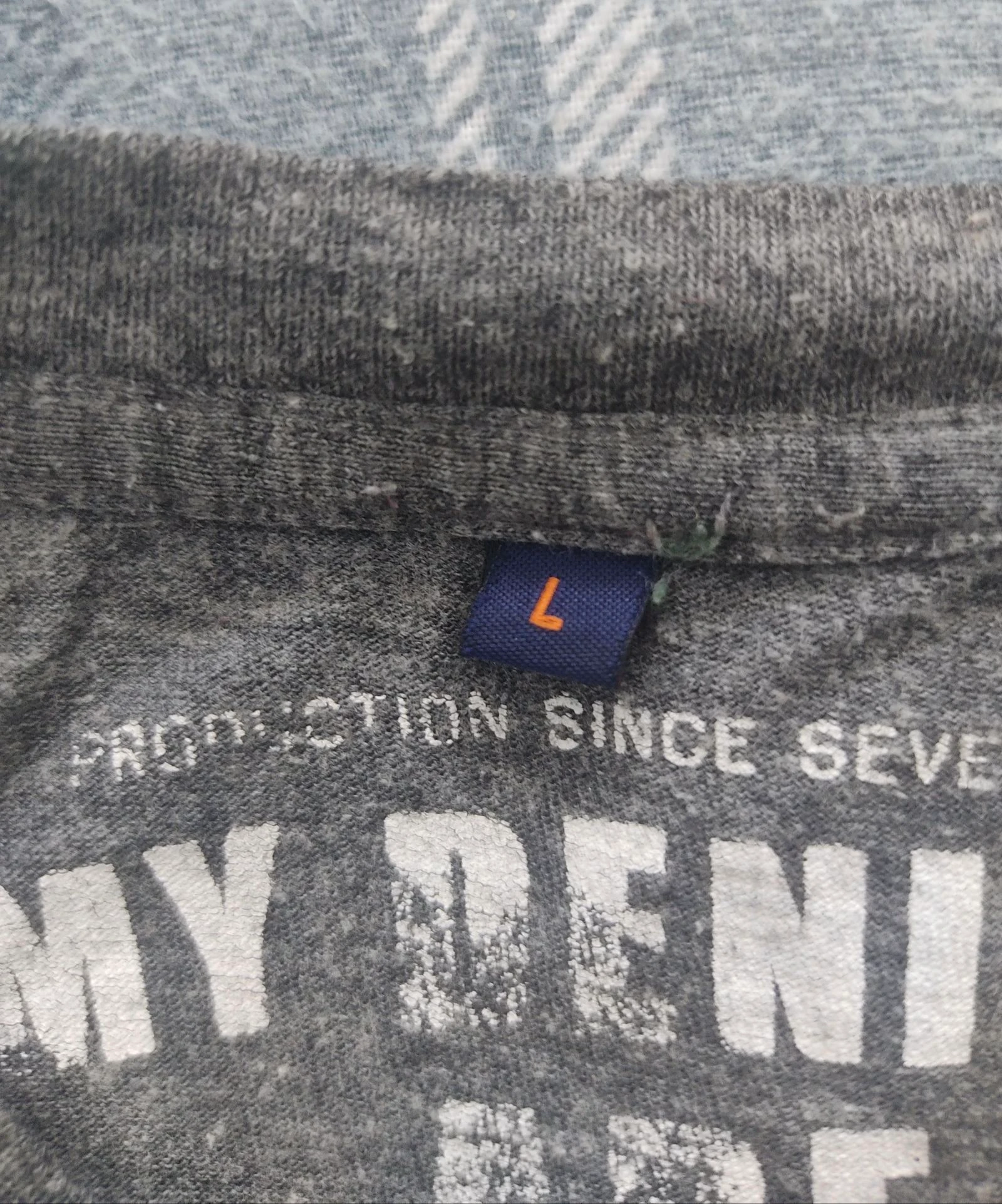 Camiseta gris estampada  – photo 4